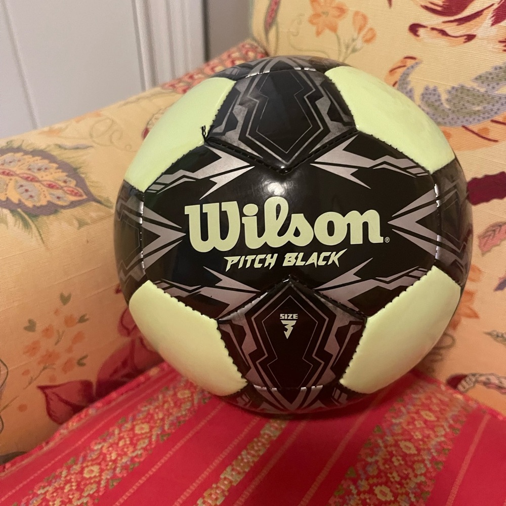 ⚽️NWOT GLOW-IN-THE-DARK WILSON SOCCER BALL